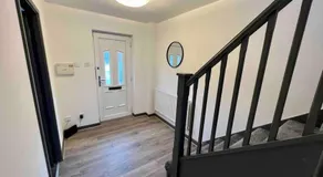3 bedroom house with parking - Image 5