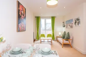 Two-bed Luxury Apartment B12LS by LiveComfortably - Image 3