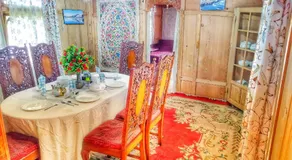 Raja's Palace Houseboat - Lake View - Image 3