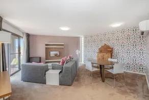 Sleek 2-Bed Apartment in Vibrant Kingston - Image 2