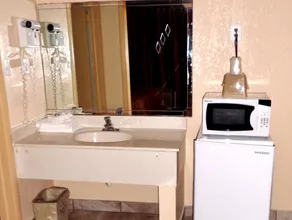 America's Best Inn Lakeland - Image 4