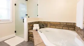 Farmhouse Suites by Amish Country Lodging - Image 4