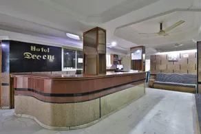 SPOT ON 39880 Hotel Decent - Image 3