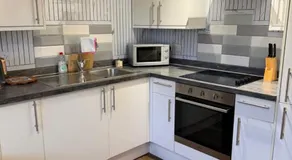 Stylish 2BR Apartment Steps to Beach, Bars ,Town Centre - Image 3