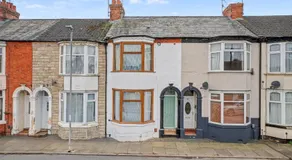 Countess House, Northampton - Stylish Modern 2-Bedroom House with Garden - Free Parking - Image 4