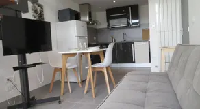 Maisonnette avec terrasse et parking - Image 2