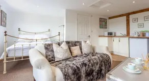 Stansted airport - studio annexe with parking - Image 2