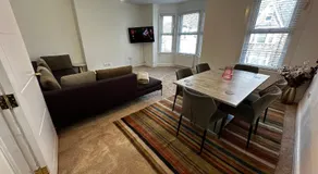 Spacious 4 bedroom apartment 5 minutes walk to train and shops which is perfect for families and groups - Image 2