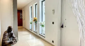 Suite de luxe avec espace salon et balnéo à la campagne - Image 5