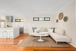 Luxurious 3-bed Home With Outdoor Spa - Image 2