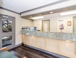 Travelodge by Wyndham Vancouver Lions Gate - Image 5