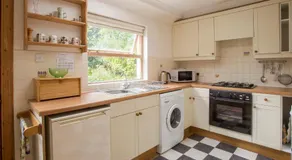 Woodcroft Holiday Cottage i Ayr ligger i den gräsmatta, västerut mot trädgården - Image 3