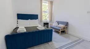 2 Bedroom Flat in the heart of Southend Sleeps 6 - Pass the Keys - Image 2