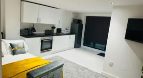 Perfect 1 Bed Apartment Sleeps 5 1 Kingsize bed 1 double Sofabed & Foldable Single bed Free Parking Wifi good transport network shopping Holiday Makers Families Contractors in North London - Image 2