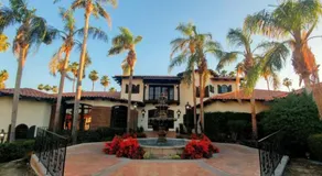 Upscale mid century on the green w Private Hot Tub - Image 4