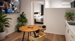 Top Rated Luxury Studio Retreat with Free Private Parking - Image 2