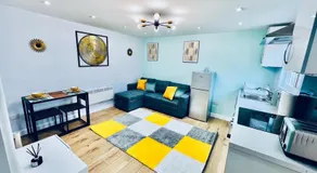 Luxe 1B Chalet, HotTub, free parking Nr LTN Airport, L&D Hosp, Whipsnade Zoo, fast trains into Central London - Image 2