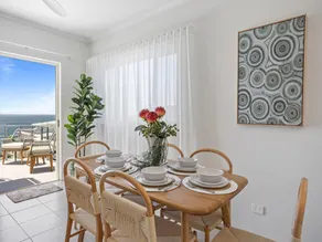 Stylish 3-Bed Apartment in Coastal Redcliffe - Image 3