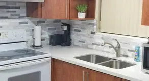 Glam 2 Bedroom Apartment Close to NSU in Cooper City - Image 5
