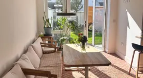 Large double room with a private bathroom in a quiet neighbourhood - Image 3