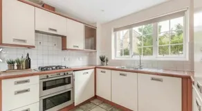 Spacious 2-Bed Family Flat in Wimbledon Near Tube - Image 2