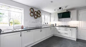 5 Bedroom Family & Contractor House in Nuthall, Nottingham - Sleeps 9 - By CircleWay Homes - Image 3