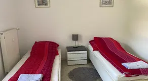 Self check in ganzes Apartment 40 m zwei Schlafzimmer Wlan Parkplatz eigenes Badezimmer mit Badewanne Kochecke Einfamilienhaus - Image 4