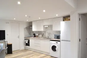New Flat near Luton Airport FREE PARKING - Image 3