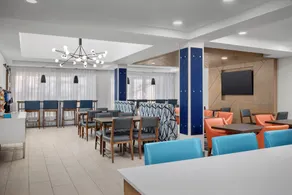 Holiday Inn Express & Suites Greensboro Airport Area by IHG - Image 3