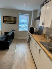 Modern City Suite | 10-Min Walk from Hull Station - Image 3