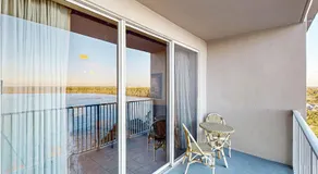 Charming lakefront condo with balcony, lake view, AC, Internet, pool & hot tub - Image 3