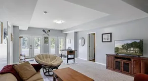 5 bedroom, Lakeside Family Getaway with Playground - Image 2