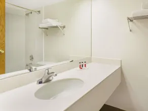 The Cairn Hotel - Image 2