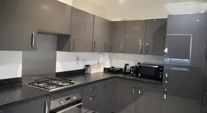 Deluxe 5 bedroom house in Harrow, Parking, 25mins to Central London - Image 5