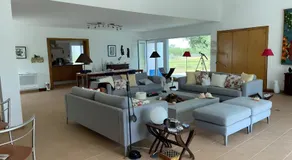Merveilleux appartement de vacances entièrement équipé avec barbecue, piscine privée et jardin | Vue jardin - Image 3