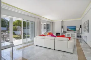 Elegant Villa Retreat - Image 2