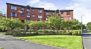 Beautiful & Spacious 2-Bed Flat in City Centre with Free Parking - Image 4