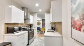 Stylish Condo AC Wi-Fi Westmount Smart TV - Image 4