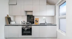 New 3BED Stylish Apartment with Amazing Transport - Image 3