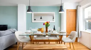 Large 5Bed Town House-Sleeps 9-By FabAccommodation - Image 4