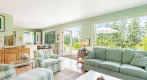 Comfy Coastal Cottage by AvantStay - Image 2