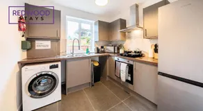 Spacious 3-Bedroom Serviced House, Free On-Street Parking, Free WiFi By Redwood Stays - Image 4