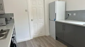 The Regent's Retreat - Modern 4-Bedroom Home - Image 4