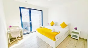 Inviting 3BR Flat w terraces&parking included - Image 2