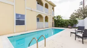 Oversized 2 Bedroom Modern Pool Near Beach - Image 4