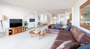 Bayview Beachfront Apartment - Image 2