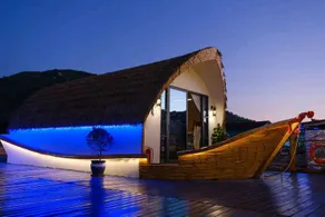 Tanka fishing rafts and floating homestays - Image 5