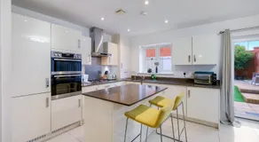 Foxherne 6 Bedroom 3Bath Serviced House 18 with Parking - Slough - Image 3