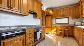Preciosa villa para grupos grandes con piscina y BBQ - Image 3