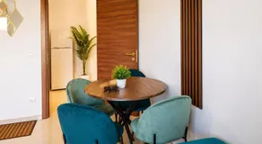 Monolocale elegante con design moderno e atmosfera tropical chic - Image 3